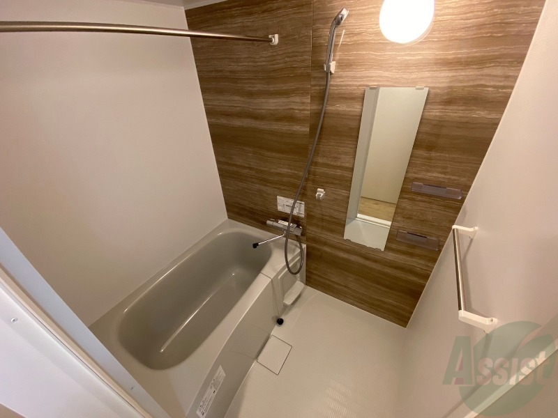 バス・シャワールーム　お風呂です。広々したバスでゆっくりくつろげます。