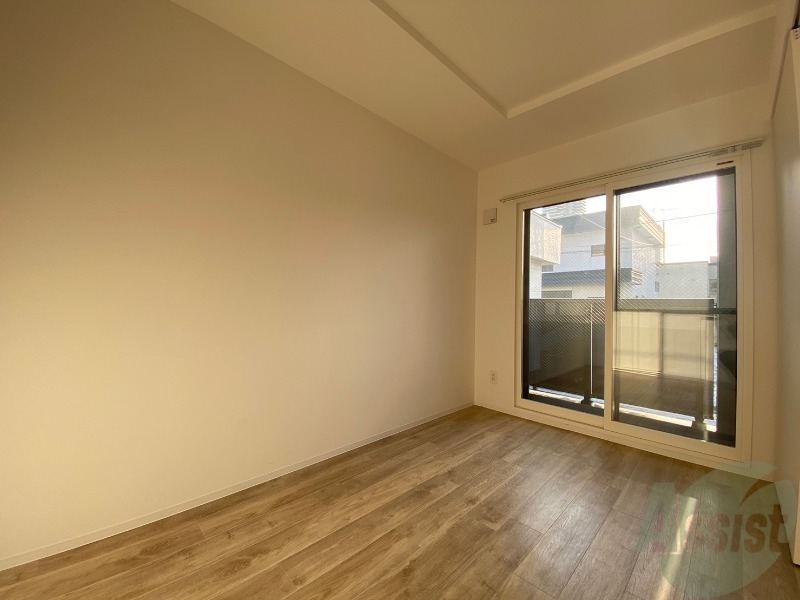 その他部屋・スペース　寝室はこちらです。光が差し込む、温かみのあるお部屋です。