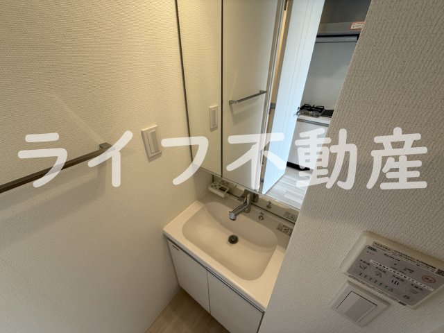 洗面設備　独立洗面台あり、毎朝おしゃれに忙しい女性の方におすすめです