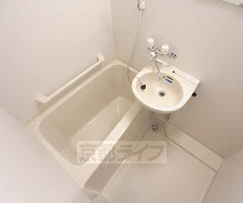 バス・シャワールーム　浴室乾燥機付きのお風呂です。