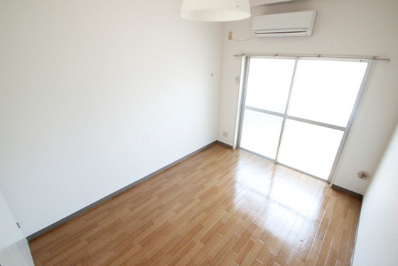 居室・リビング　※別号室のお写真です