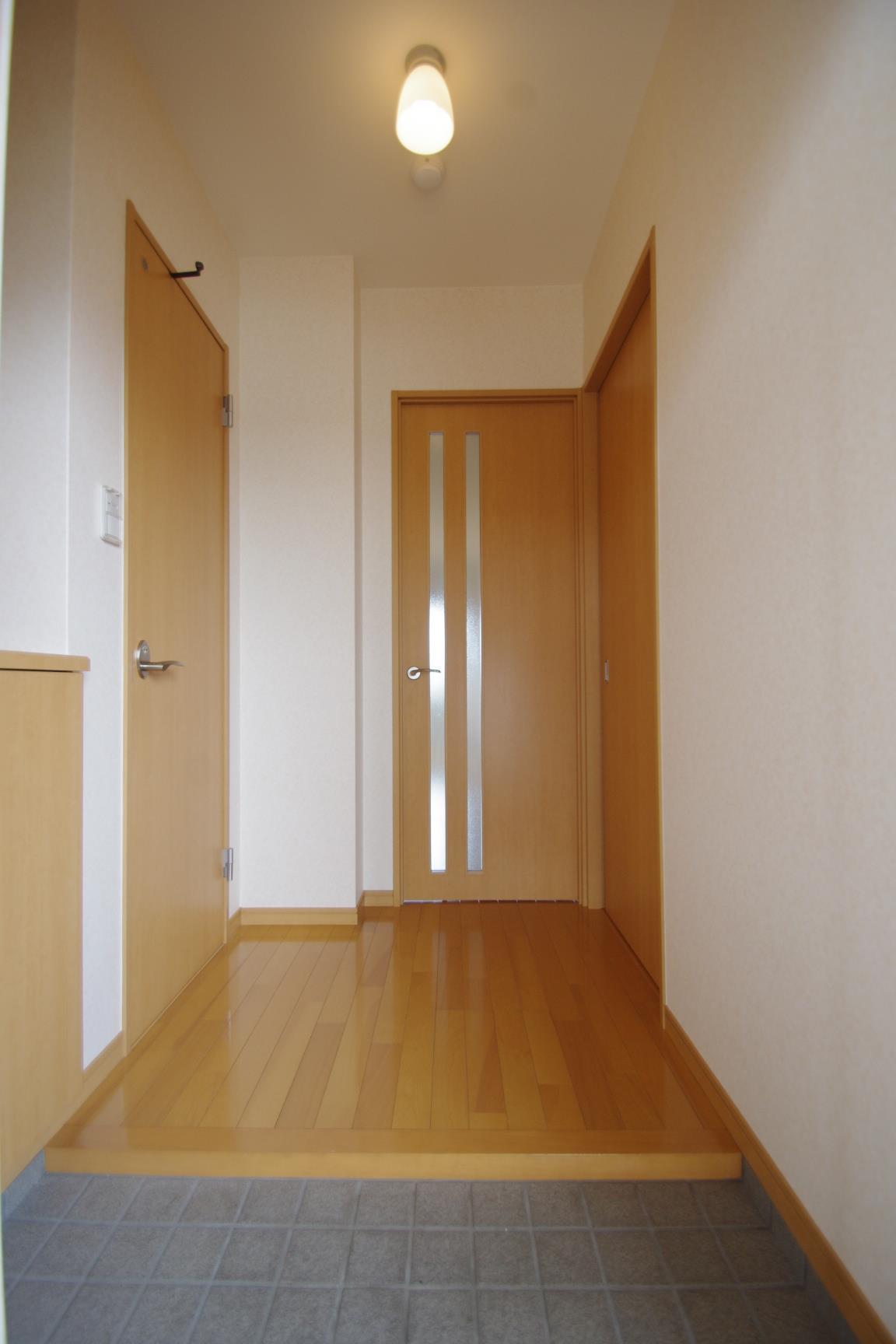 玄関　同タイプ別室の写真です。