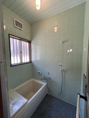 バス・シャワールーム　追い焚き機能付きの浴室です。