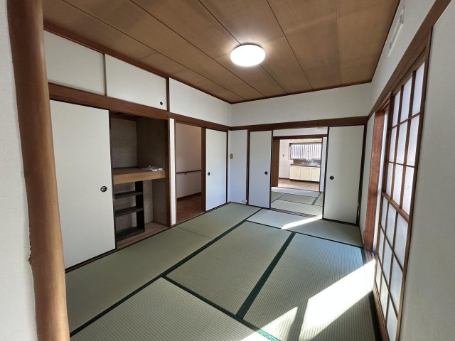 居室・リビング　内装は全てリフォーム済みです。