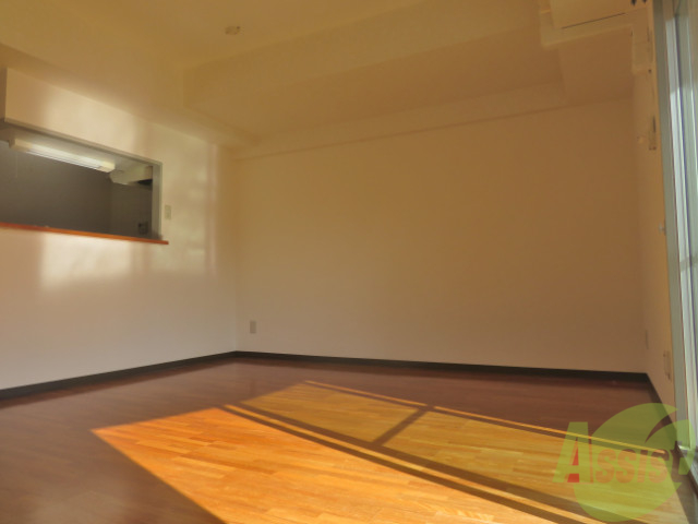 居室・リビング　こちらは日当たりの良い広いリビングですね。