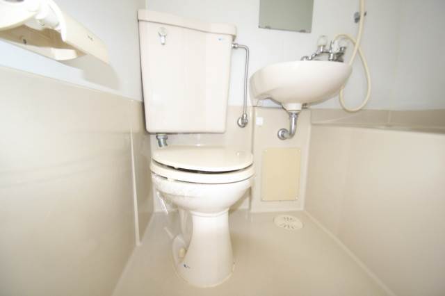 トイレ　考え事でも。（イメージ写真）