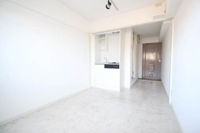 居室・リビング　白を基調にしたお部屋。（イメージ写真）