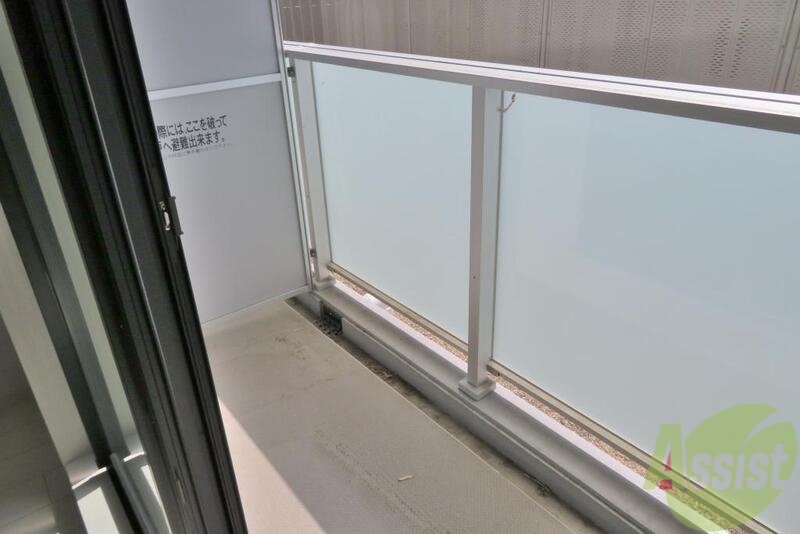 バルコニー　お天気の良い日は布団も干せてポカポカです。