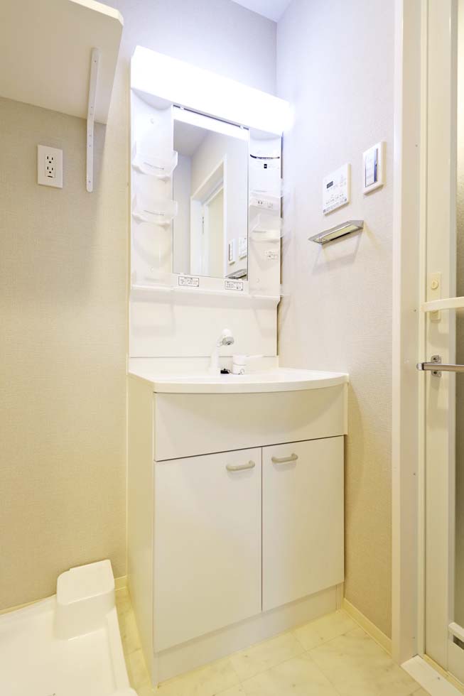 洗面設備　明るい色調の室内です