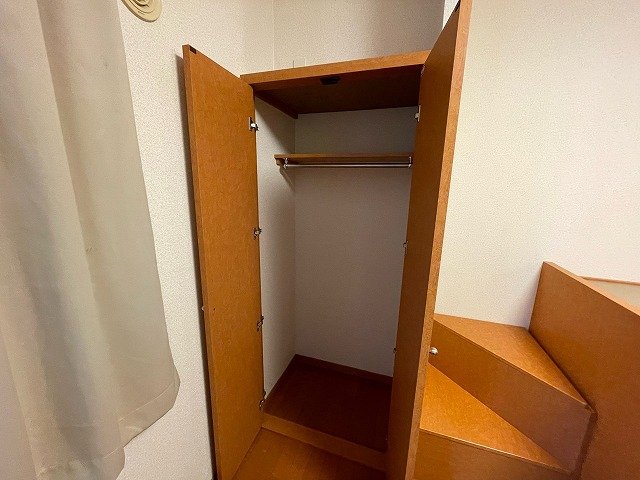 その他部屋・スペース　居室：１Fはフローリング　2Fは絨毯