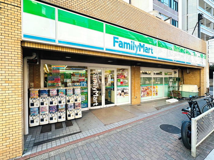 コンビニ　ファミリーマート三田聖坂下店（コンビニ）まで130m
