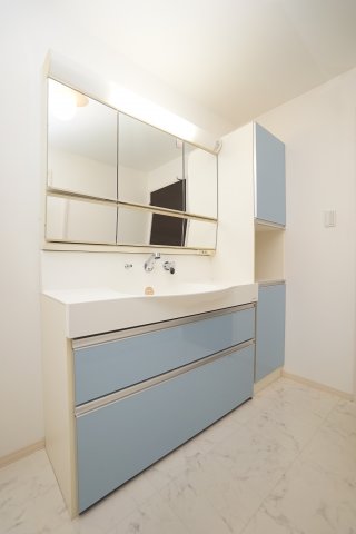 洗面設備　ゆったりとスペースのある洗面所