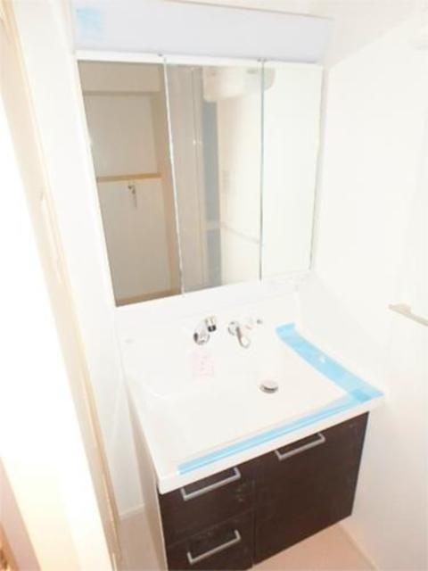 洗面設備　３面鏡付き洗面台