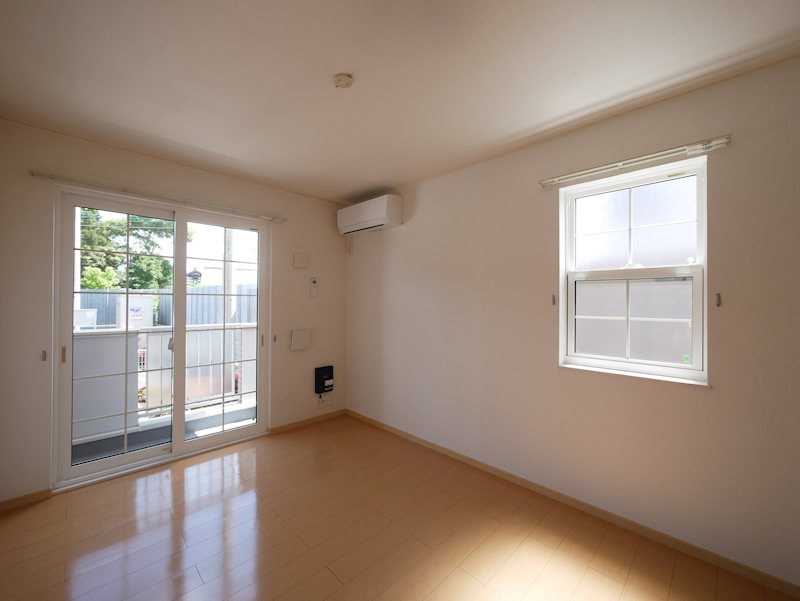 居室・リビング　南側洋室６帖