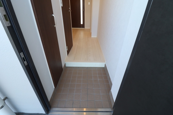 玄関　同建物同タイプ別部屋