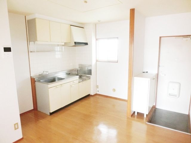 居室・リビング　キッチンの横に窓があるので換気もしっかり出来ますね