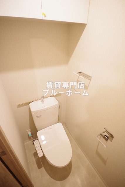 トイレ　収納棚付き！温水洗浄便座付きのトイレです！