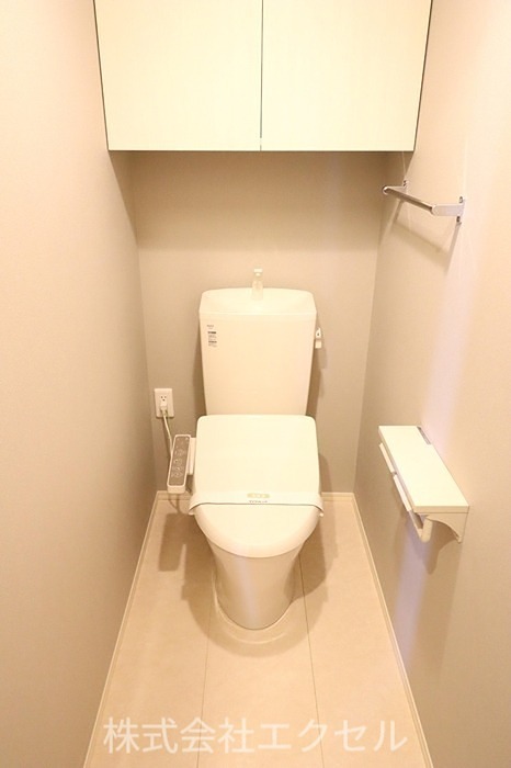 トイレ　温水洗浄便座です。