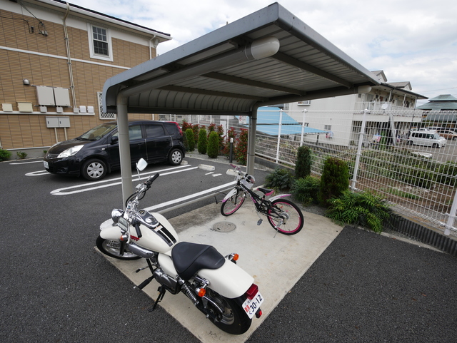 エントランス　★敷地内に屋根付きの駐輪場あり★