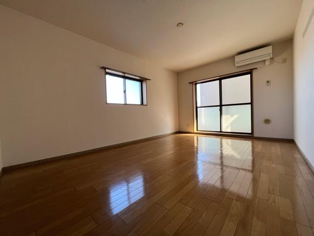 居室・リビング　別部屋参考写真。募集は中部屋となります。