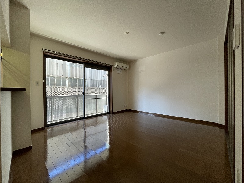 居室・リビング　バルコニーに繋がる12.5帖のリビングダイニングキッチン♪