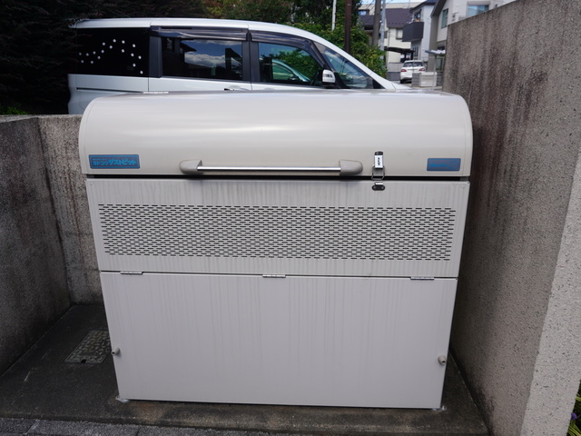 その他共有部分　蓋つきのゴミ置き場あります。衛生的ですね♪