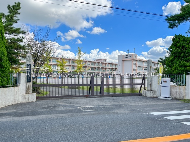 小学校　八潮市立八幡小学校（小学校）まで318m