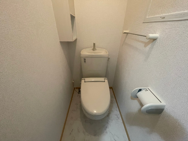 トイレ　トイレには棚があります