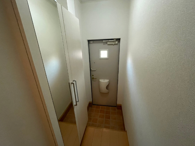 玄関　玄関には全身鏡があります