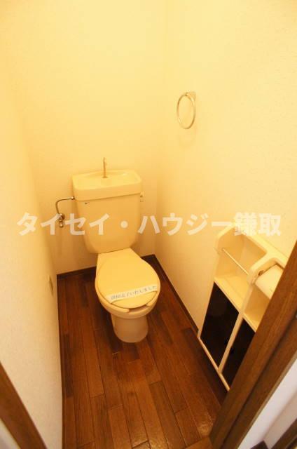 トイレ　収納のあるトイレです