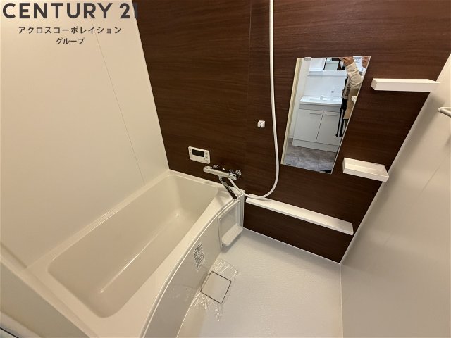 バス・シャワールーム　鏡付きで使いやすいお風呂です♪