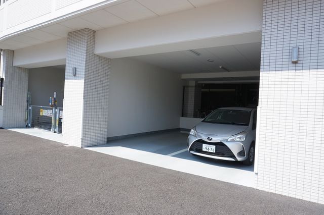 駐車場　屋根付き駐車場