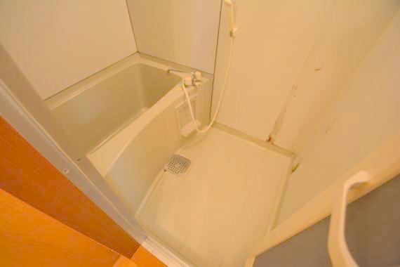 バス・シャワールーム　バスルームはトイレと別々で、広々としていますよ。