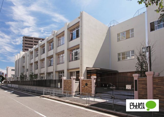 小学校　大阪市立三軒家東小学校（小学校）まで198m