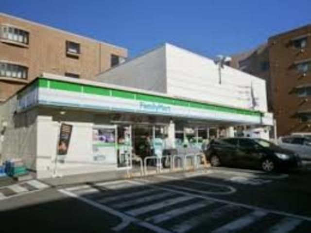 コンビニ　ファミリーマート世田谷新町店（コンビニ）まで736m