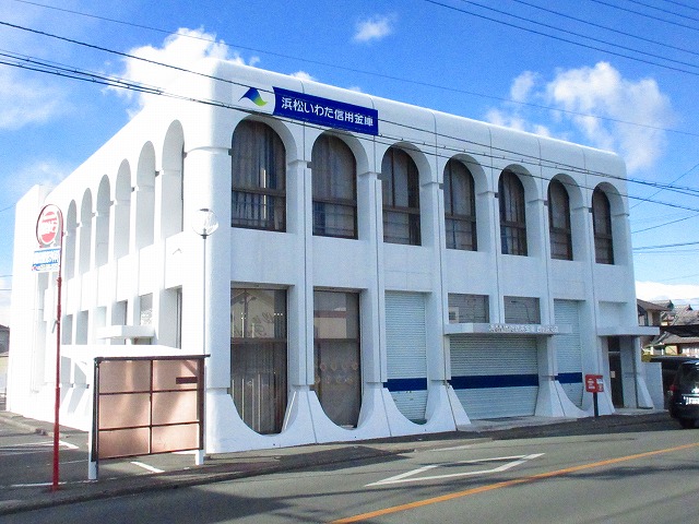 銀行　浜松いわた信用金庫 西ヶ崎・小松支店（銀行）まで524m