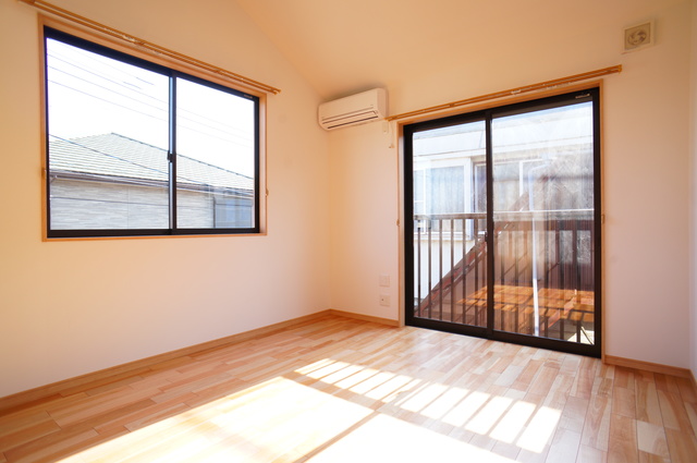 居室・リビング　２面採光なので、明るく風通しのよい過ごしやすいお部屋です♪