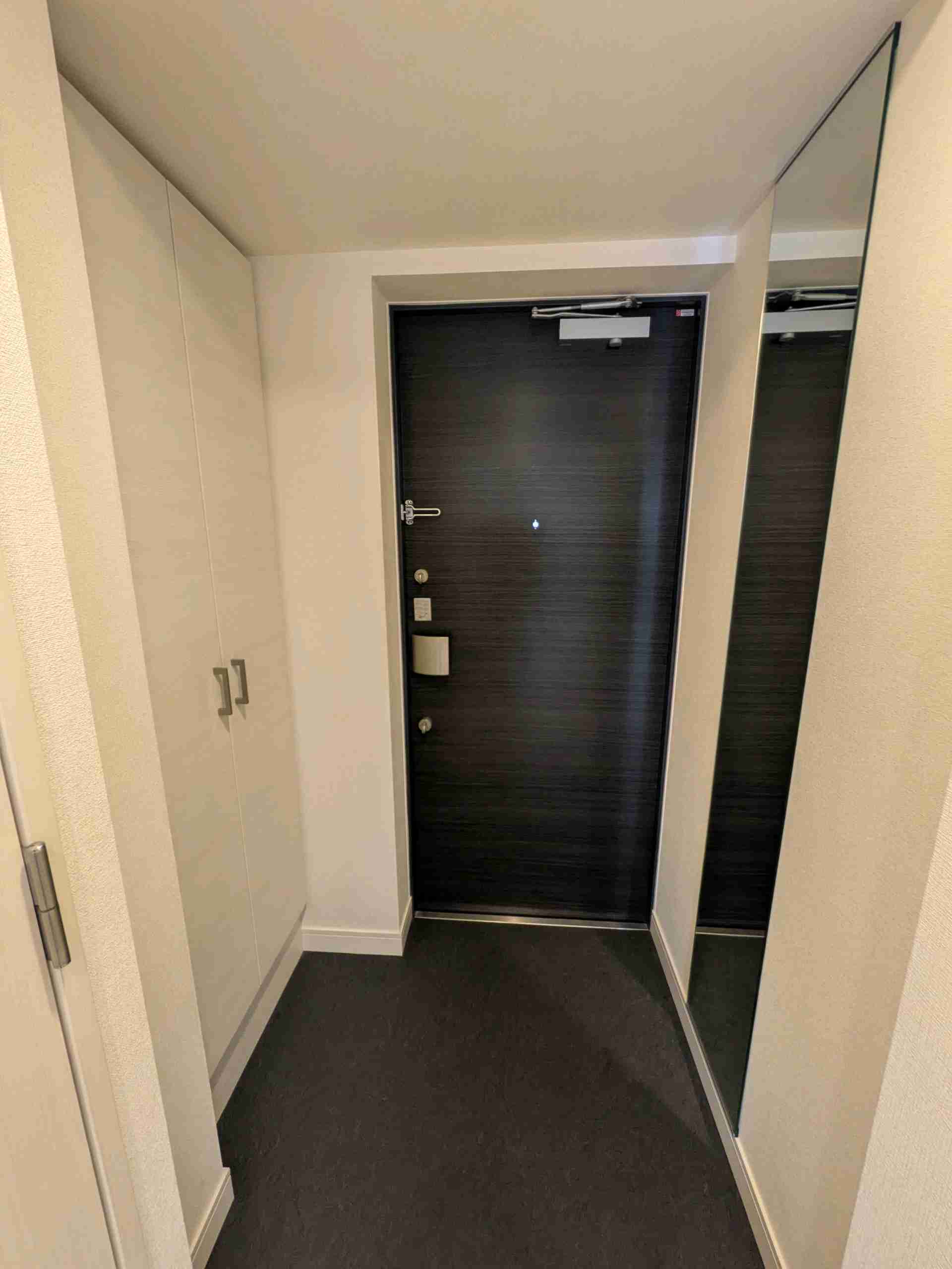 玄関　303号室