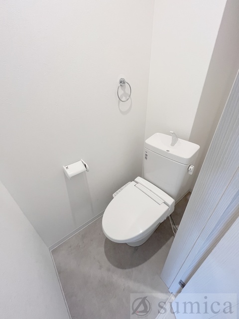 トイレ　人気アイテムの温水洗浄便座。清潔感のあるトイレです。
