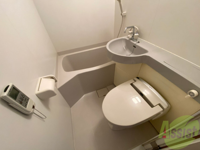トイレ　ユニットバス内のトイレです。一人暮らしなら十分ですね。