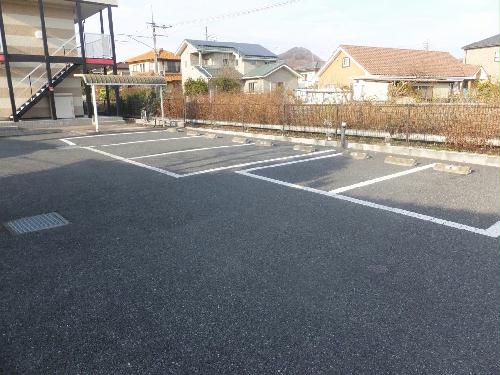 【レオパレスボヌールIIの駐車場】