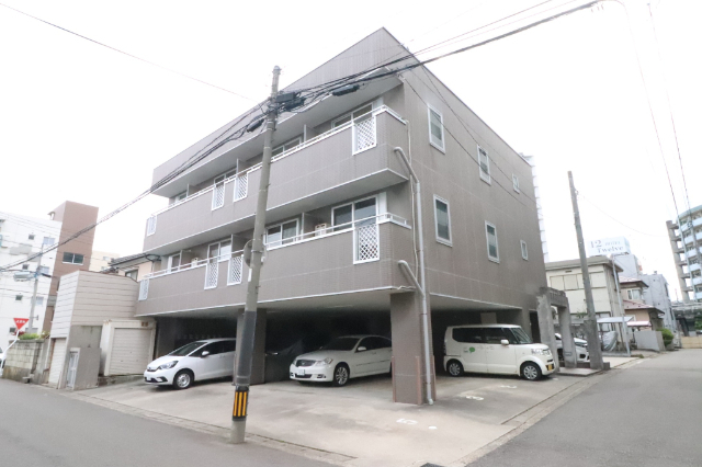 新潟市中央区笹口のマンションの建物外観