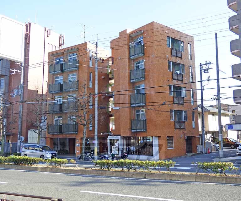 【京都市北区衣笠東御所ノ内町のマンションの建物外観】