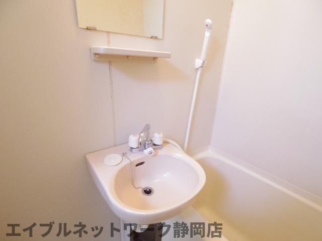 【静岡市葵区籠上のアパートの洗面設備】
