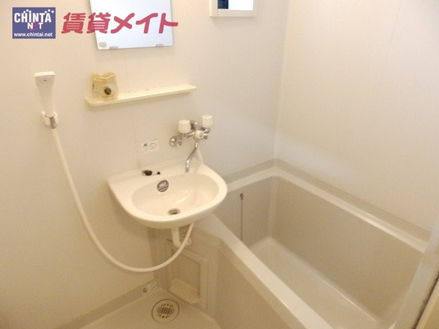 【松阪市嬉野中川町のアパートのバス・シャワールーム】