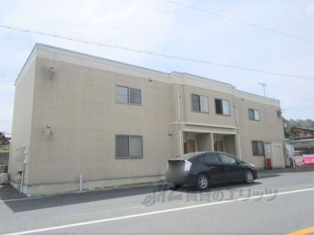 甲賀市信楽町長野のアパートの建物外観