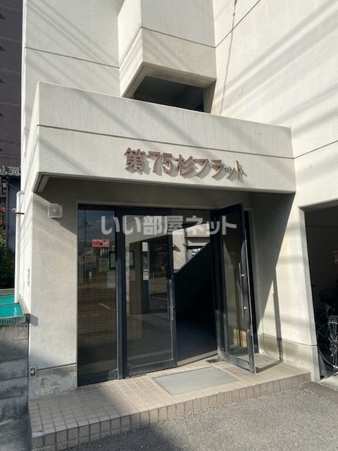 【松山市中央のマンションのエントランス】