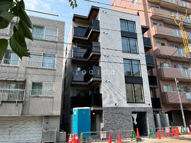 【札幌市北区北十六条西のマンションの建物外観】