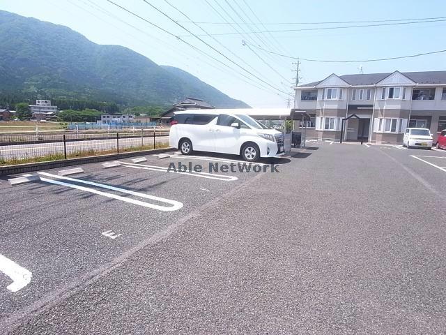 【養老郡養老町石畑のアパートの駐車場】