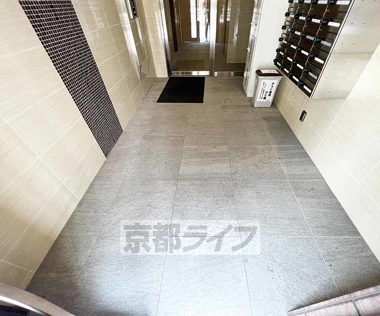 【京都市右京区西京極東大丸町のマンションのロビー】